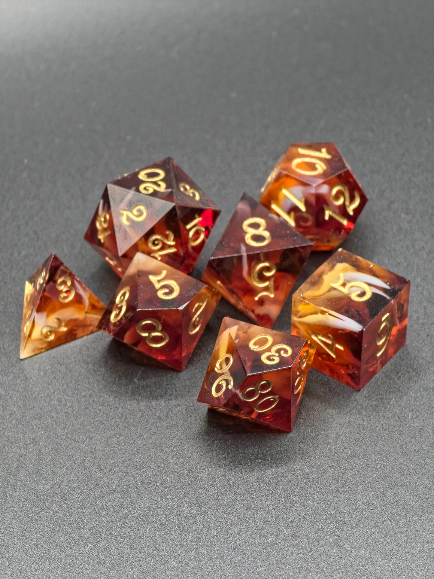 Polyedrisches Würfelset „Coffee Cream Swirl“ – Handgemachte Resinwürfel braun-creme mit Kaffee Swirl Effekt | DnD Dice Set TTRPG