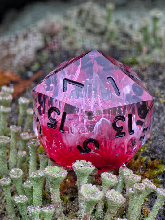 Handgemachter Crimson Veins D20 Würfel mit organischem Petri-Muster und klaren Facetten.
Handmade Crimson Veins D20 dice featuring organic petri patterns and clear facets.