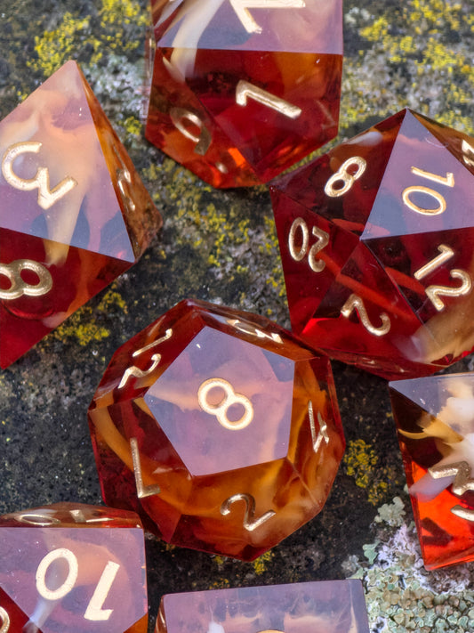 Handaufnahme des „Toffee Swirl Nebula“ – goldene Zahlen, karamellfarbener Swirl, cremige Tiefe.
Hand shot of the “Toffee Swirl Nebula” – gold numbers, caramel swirl, creamy depth.