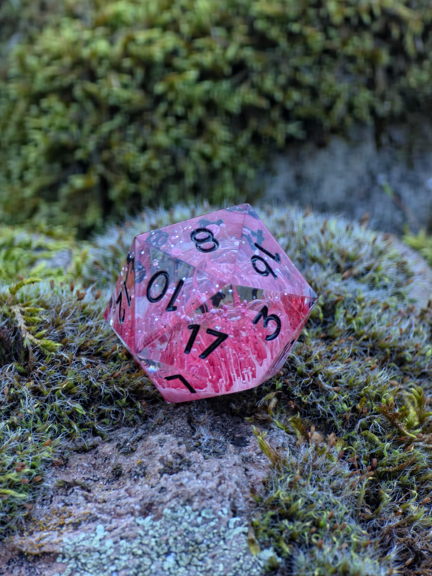 Polyedrischer Einzelner D20 –Petri D20 Rot Weiß Pilz Stil – Handgemachter Resin Würfel mit Petri Effekt | Mushroom Dice TTRPG Pen and paper