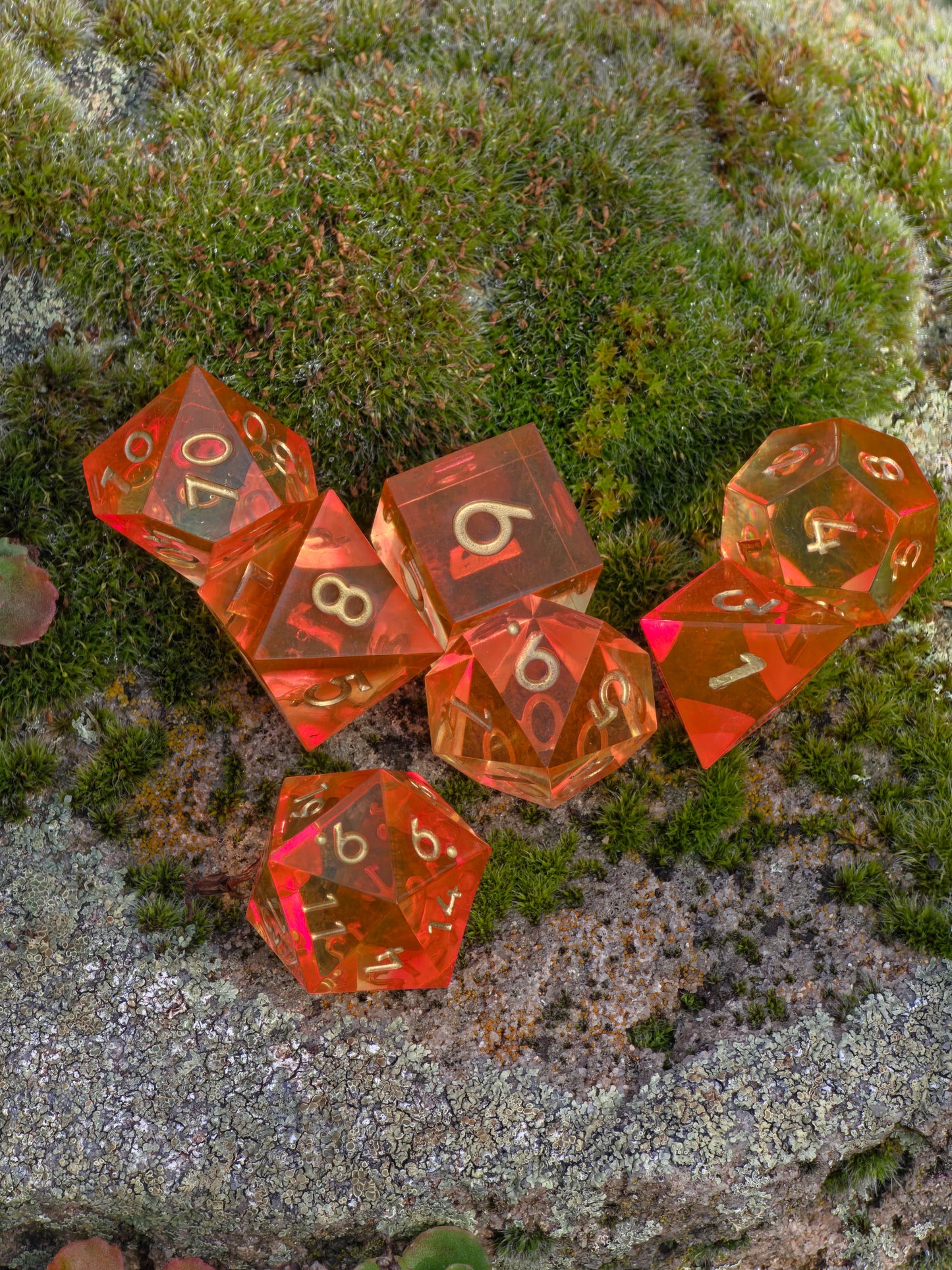 Polyedrischer DnD Würfelset 7 Stück – Sunflare Dice | Handgemachte Resin Würfel in Orange Gelb Transparent mit Goldzahlen | TTRPG DnD Pathfinder