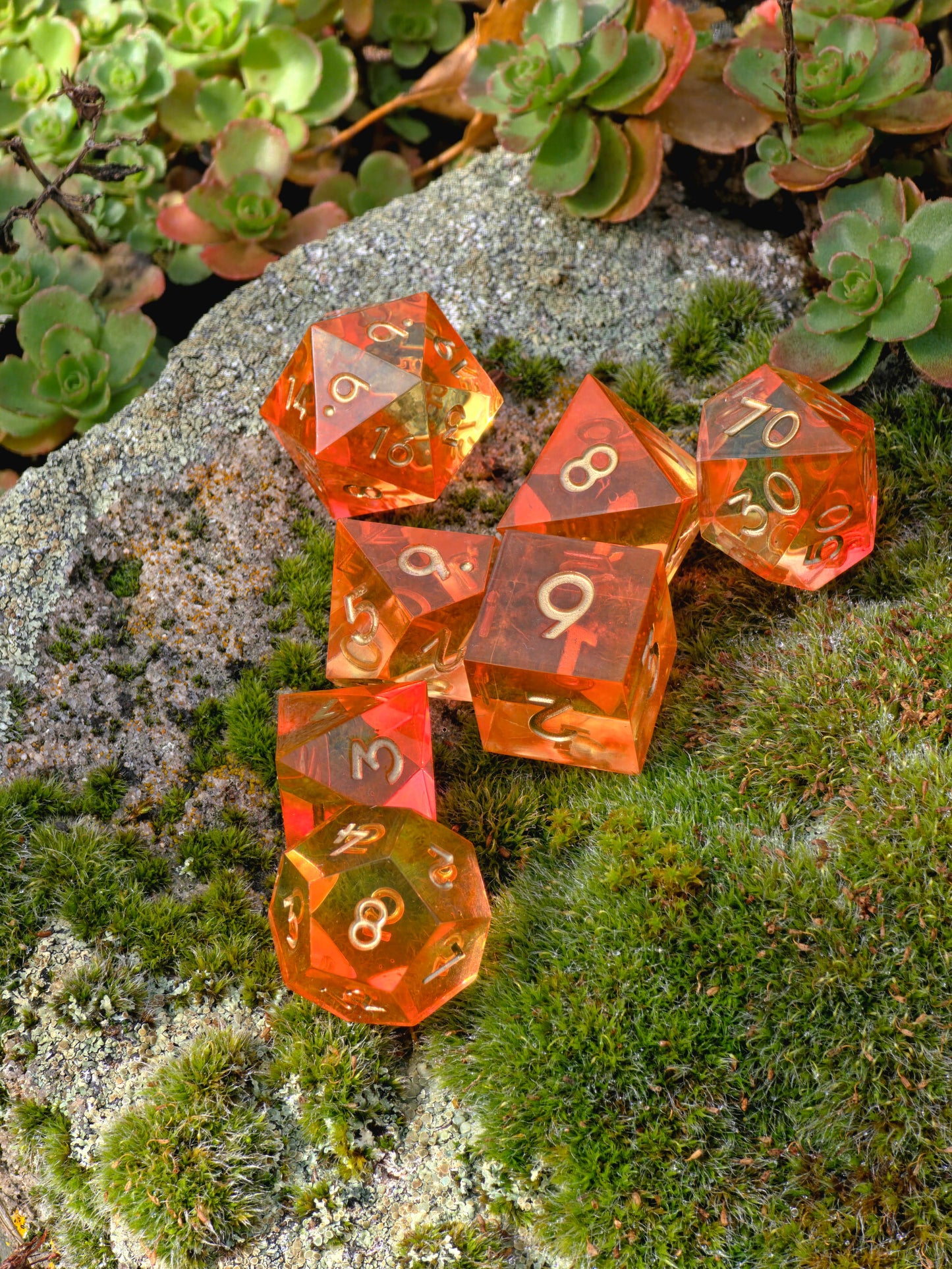 Polyedrischer DnD Würfelset 7 Stück – Sunflare Dice | Handgemachte Resin Würfel in Orange Gelb Transparent mit Goldzahlen | TTRPG DnD Pathfinder