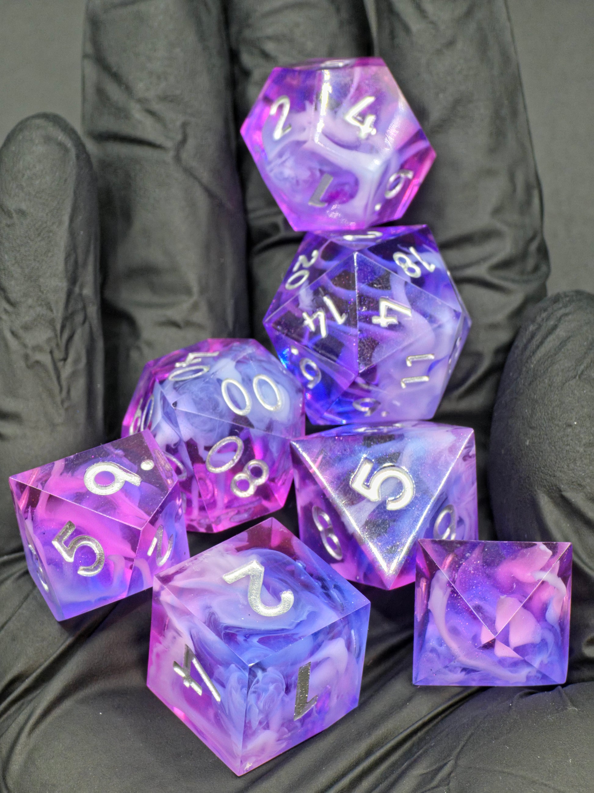 Rosa-lila „Violet Cloud Nebula“ Würfel in der Hand – schwebender Nebeleffekt und transparente Tiefe.  
Pink-purple “Violet Cloud Nebula” dice in hand – floating cloud effect and transparent depth.