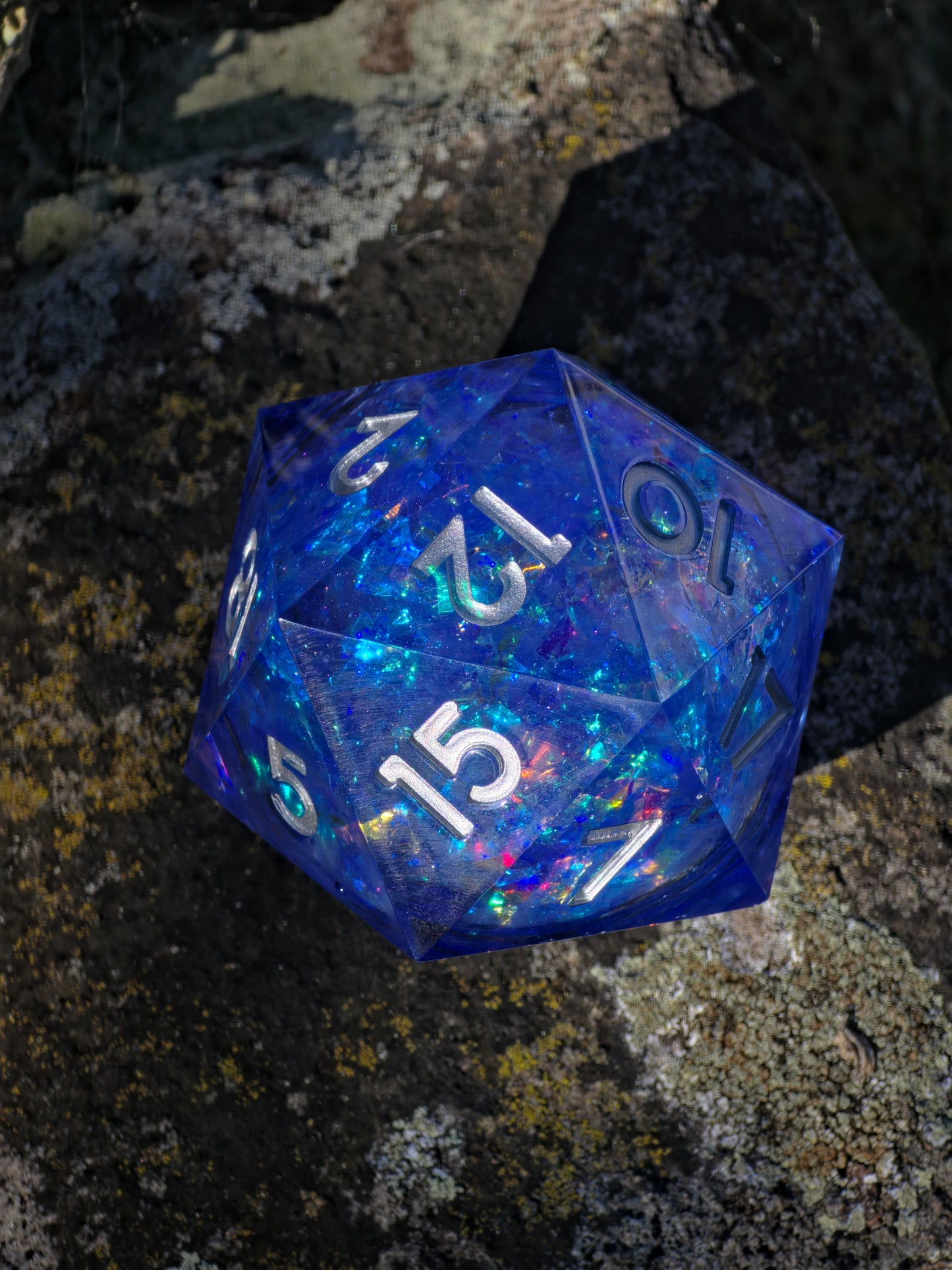 Polyedrischer Liquid Core D20 XL – Blue Opal Glow Dice | Handgemachter Resin Würfel mit Flüssigkern & Opaleffekt | Sammlerstück DnD Einzelw