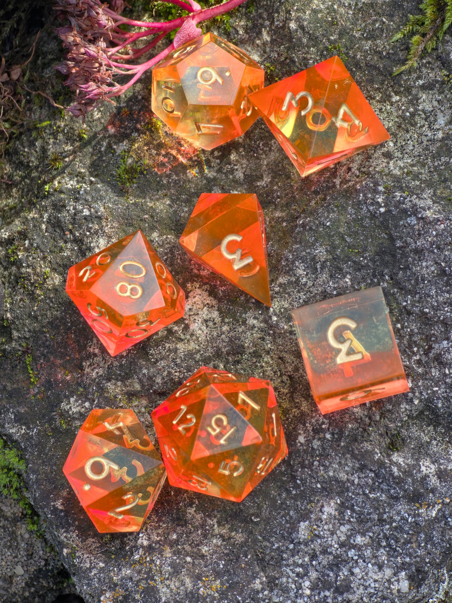 Polyedrischer DnD Würfelset 7 Stück – Sunflare Dice | Handgemachte Resin Würfel in Orange Gelb Transparent mit Goldzahlen | TTRPG DnD Pathfinder