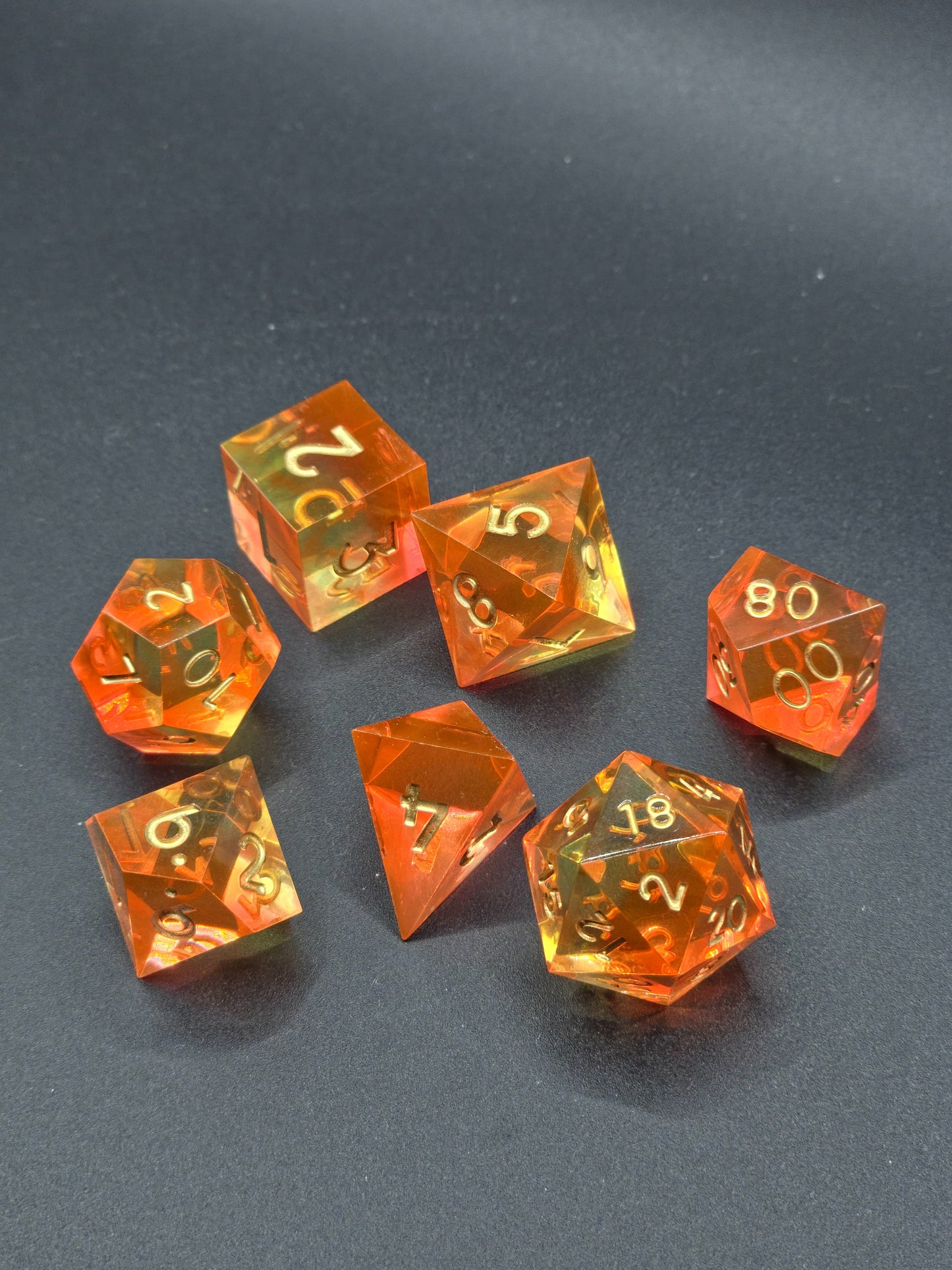 Polyedrischer DnD Würfelset 7 Stück – Sunflare Dice | Handgemachte Resin Würfel in Orange Gelb Transparent mit Goldzahlen | TTRPG DnD Pathfinder