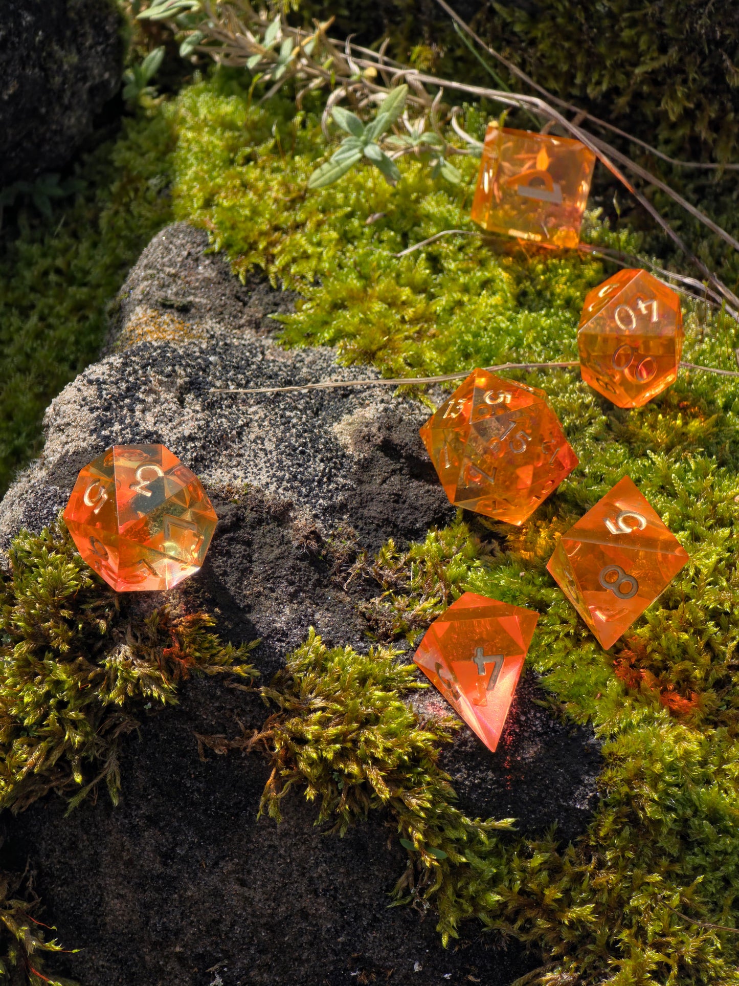 Polyedrischer DnD Würfelset 7 Stück – Sunflare Dice | Handgemachte Resin Würfel in Orange Gelb Transparent mit Goldzahlen | TTRPG DnD Pathfinder