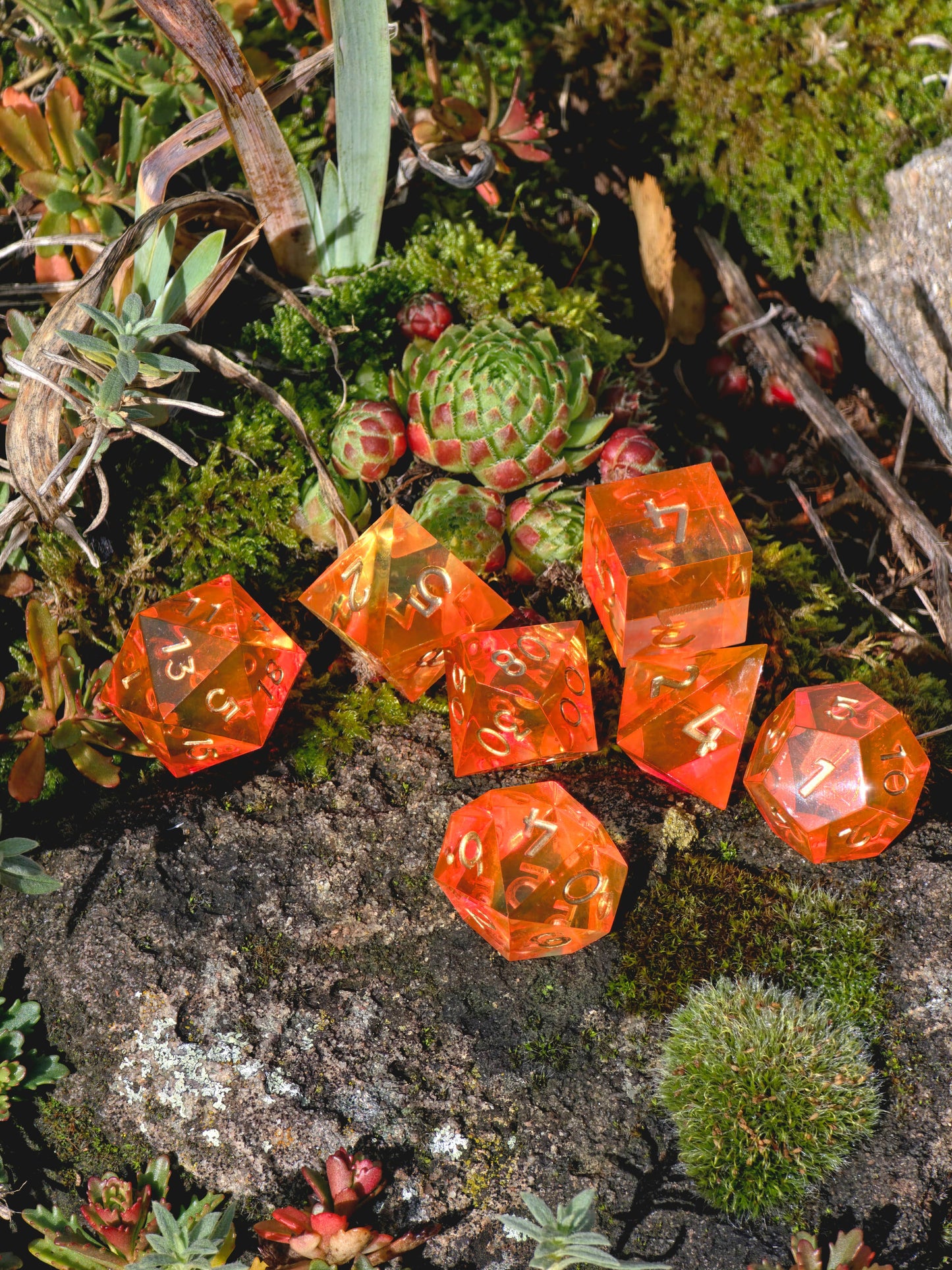 Polyedrischer DnD Würfelset 7 Stück – Sunflare Dice | Handgemachte Resin Würfel in Orange Gelb Transparent mit Goldzahlen | TTRPG DnD Pathfinder