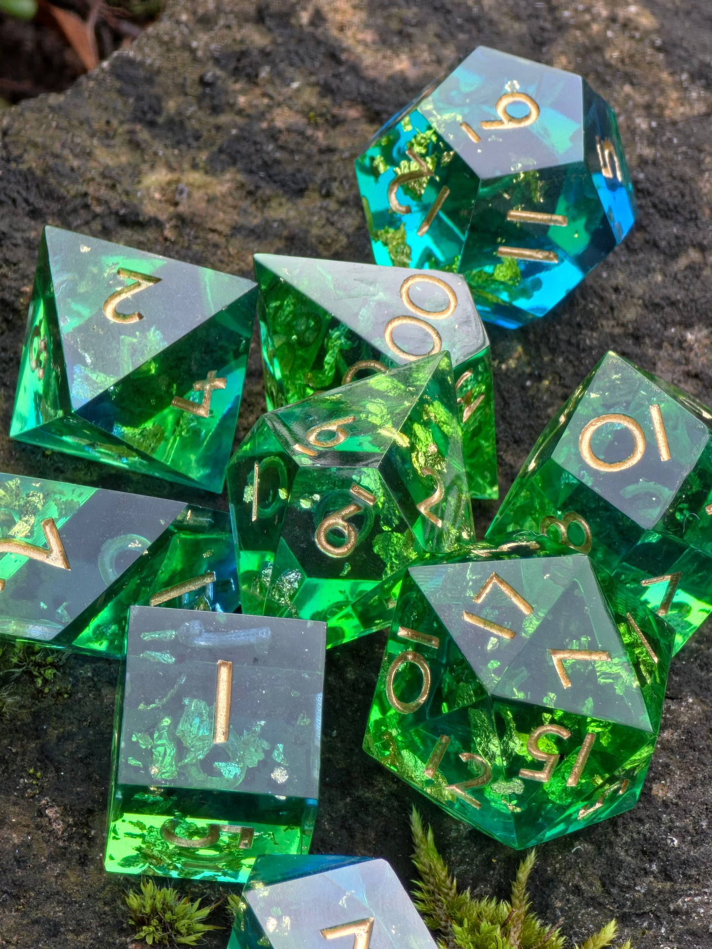 Transparente grün-blaue DnD-Würfel mit goldenen Flakes, funkelnd im Sonnenlicht.
Transparent green-blue DnD dice with gold flakes, sparkling in sunlight.