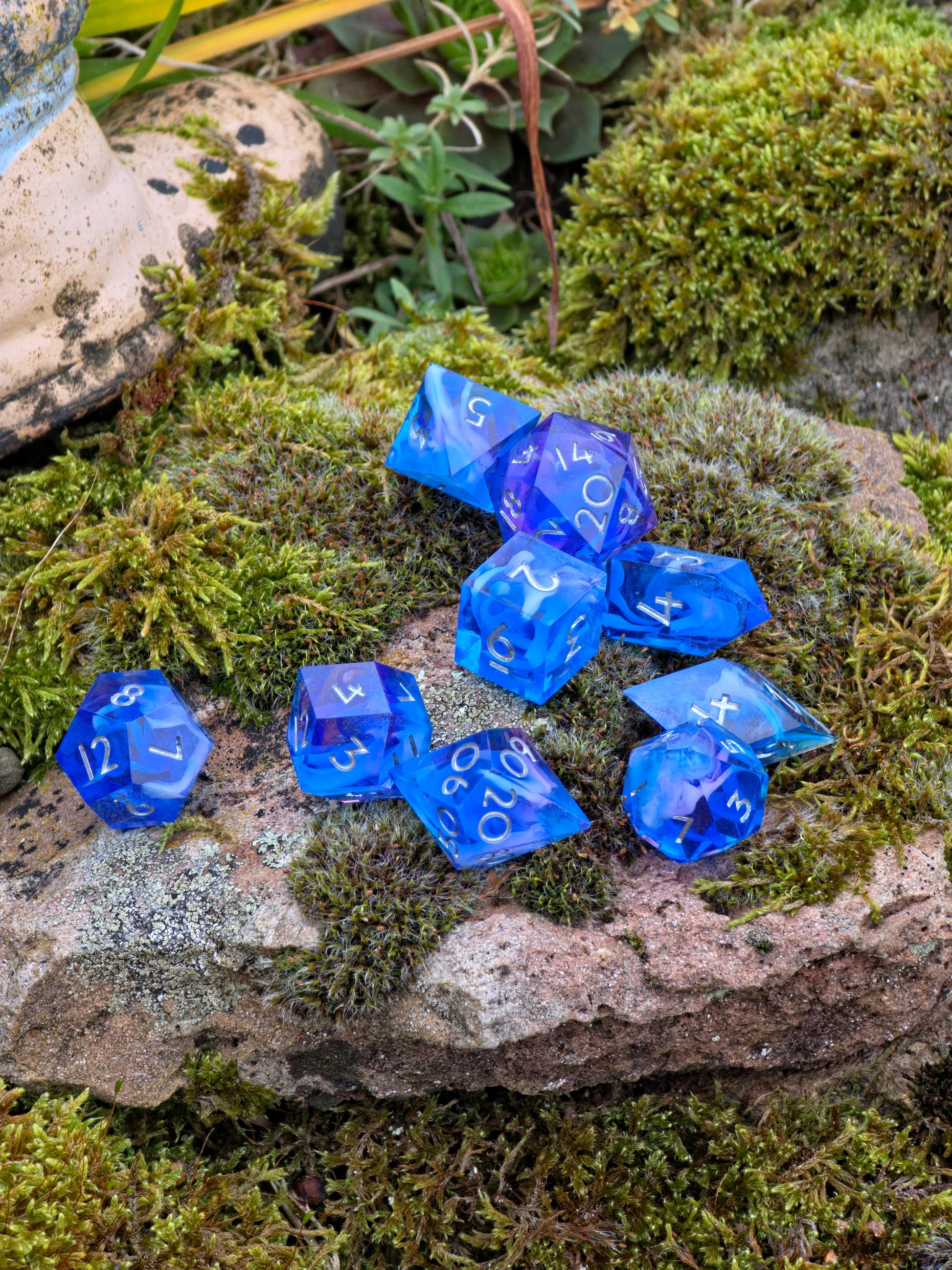Fantasy-Würfelset aus Resin in Blau und Lila, inspiriert von einer nebligen Galaxie.