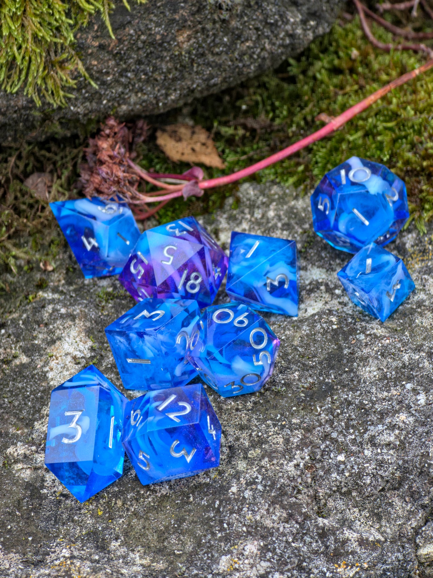 Blaues Galaxy-Würfelset mit lila Schimmer, handgegossen aus Resin, perfekt für DnD und TTRPG.