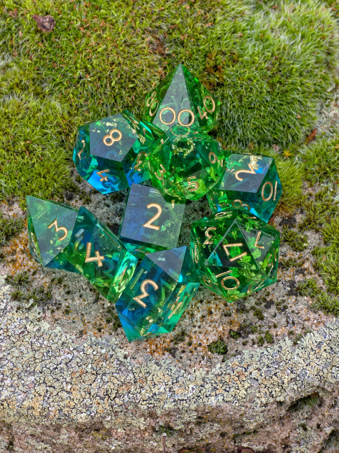 Detailaufnahme der „Emerald Tide“ Würfel mit goldenem Schimmer und tiefem Grün-Blau-Farbspiel.
Detailed shot of the “Emerald Tide” dice showing golden shimmer and deep green-blue color transitions.