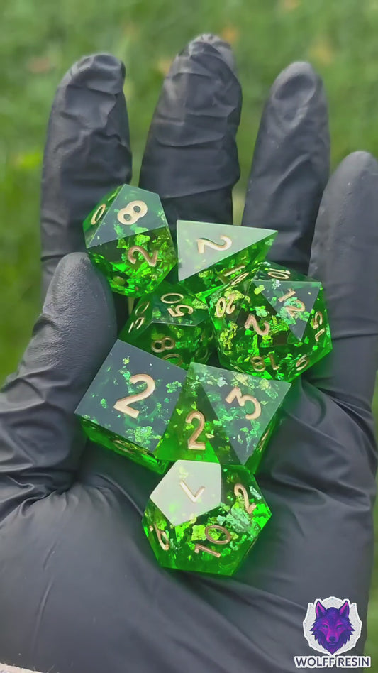 Polyedrisches DnD Würfelset Smaragdgrün – Handgemachte Resinwürfel mit Goldflocken | DnD Pen and Paper TTRPG | Edelstein Effekt Set