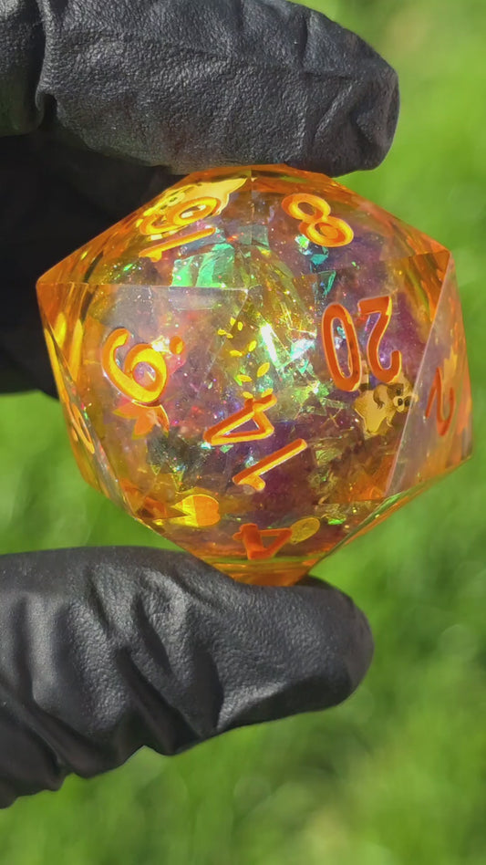 Chonk Polyedrischer D20 Würfel 33–35 mm – Liquid Core Autumn Raccoon Dice | Handgemachter Resin Würfel mit Herbstblättern, Kürbis, Halloween