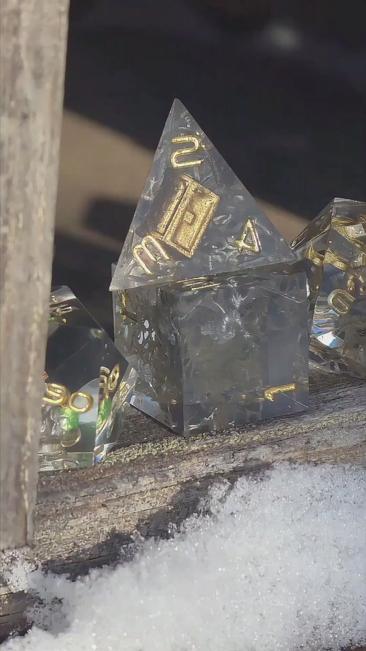 Würfelset „Hort der Uralten Drachen“ – Handgemachtes Resin Dice Set mit Drachen- & Ei-Dioramen | DnD TTRPG Würfel