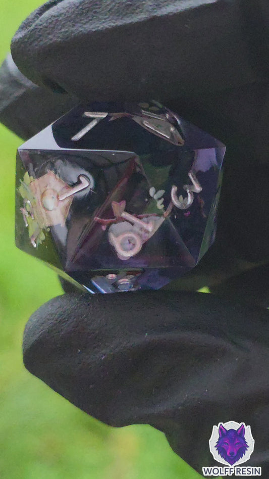 Polyedrischer Einzelner D20 „Spring Morning“ – Handgemachter Resinwürfel Standardgröße mit Hund, Vogelhaus & kleinen Vögeln | DnD Dice Pen and Paper | Kawaii Würfel