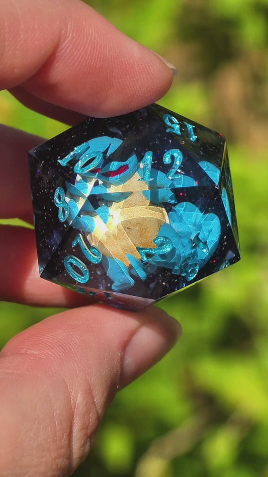 🌟Shiggy – Galactic Vacation D20 35 mm – Pokémon-inspirierter Galaxy Resin Würfel mit Sonnenbrille | Handgefertigter Chonk DnD Würfel