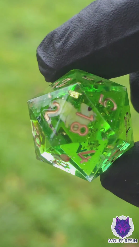 Polyedrischer Einzelner D20 „Tropical Habitat“ – Handgemachter Resinwürfel Standardgröße mit Giraffe, Leguan, Faultier & Palmen | DnD Dice Pen and Paper | Naturwürfel mit Deko