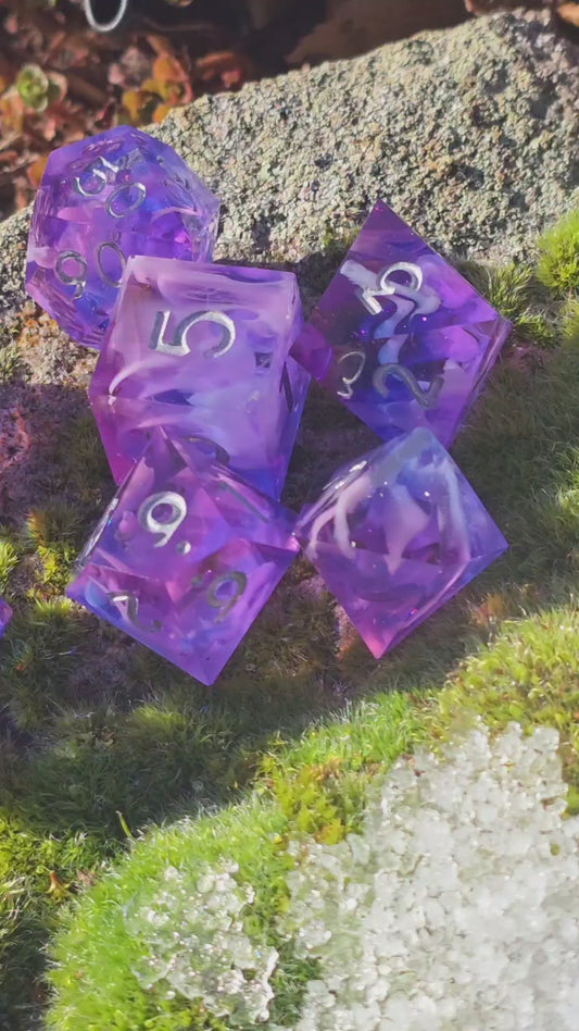 Polyedrisches Würfelset „Violet Cloud Nebula“ – Handgemachte Resinwürfel rosa-lila mit Nebel Effekt | DnD Dice Set TTRPG