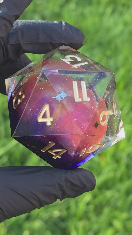 Polyedrischer D20 XL 55 mm – Planet Mars Dice | Handgemachter Resin Würfel mit Galaxie-Effekt & Goldzahlen | Universum Würfel für DnD, TTRPG