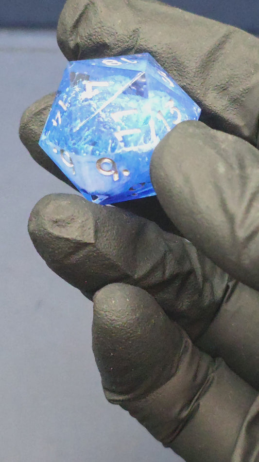 Polyedrischer Einzelner D20 „Stormsealed Core“ – Handgemachter Resinwürfel blau-weiß mit gefrorenem Sturm Effekt | Standardgröße | DnD Dice