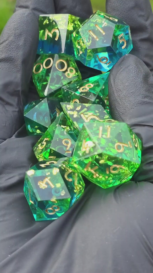 Handgemachtes Polyedrisches Würfelset „Emerald Tide“ – Grün Blau Resin Dice mit Goldflakes | DnD Dice Set | TTRPG | Pen and Paper | Transparent Magic Dice