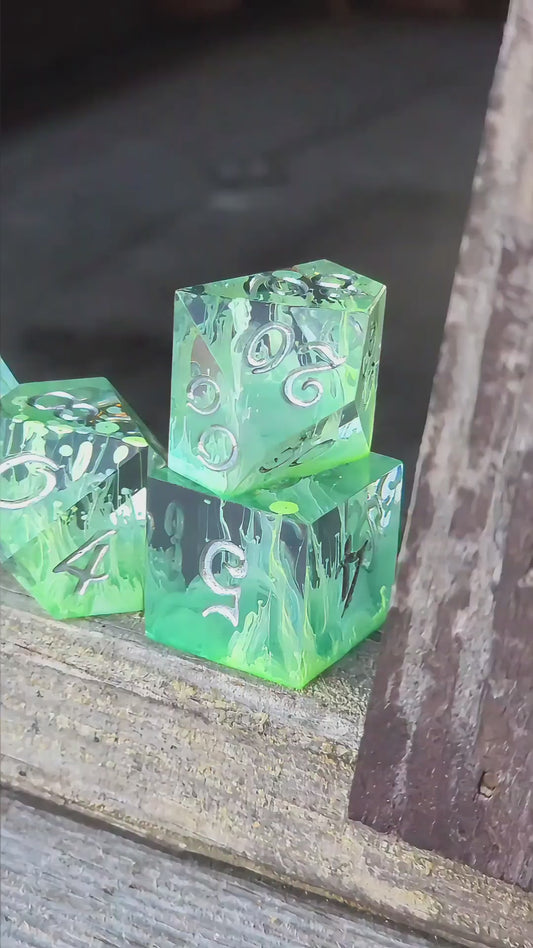 Würfelset „Verdant Convergence“ – Handgemachtes Petri Dice Set in Grün mit Nebel- & Alchemieeffekt | DnD TTRPG Würfel