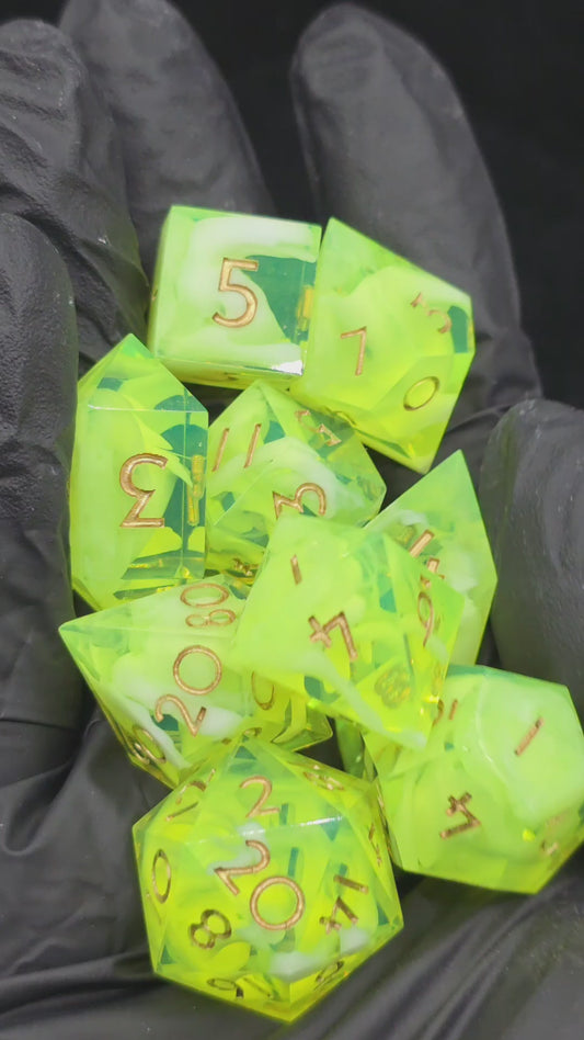 Polyedrisches Würfelset „Alchemist Cloud Nebula“ – Handgemachte Resinwürfel mit Cloud-Effekt & Goldzahlen | DnD Dice Set TTRPG