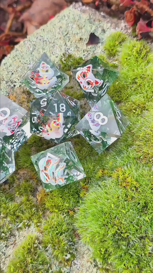 Oni Curse Dice – Japanische Dämonen Masken Würfelset | Klar Resin DnD Dice Set mit weißen Zahlen | Handmade TTRPG Würfel