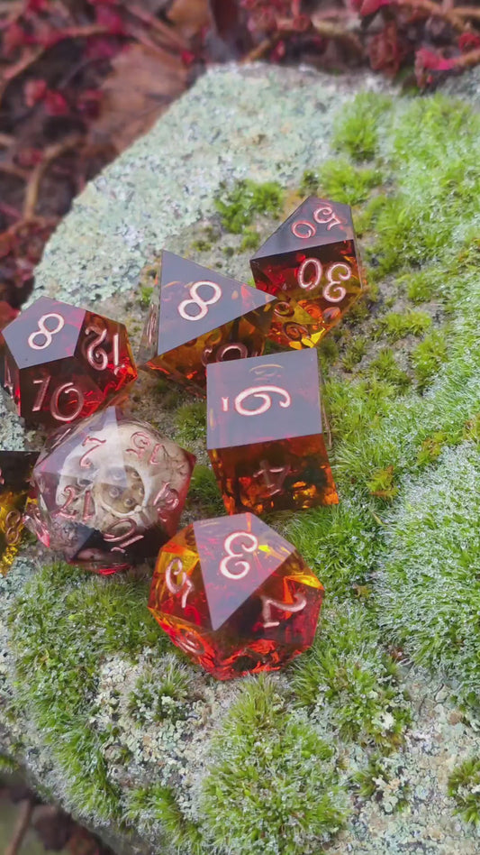 Ember Relic – Handgemachtes DnD Würfelset mit Schädel im D20 | Bernstein-Rote Resinwürfel mit Kupferzahlen | Dark Fantasy Polyhedral Dice Set