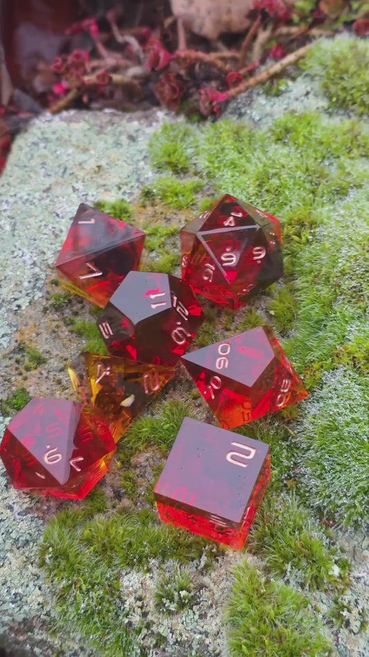 Crimson Emberflow – Handgemachtes DnD Würfelset in Feuerrot & Bernstein | Resin Dice Set mit Magma-Effekt | Polyedrische Würfel TTRPG