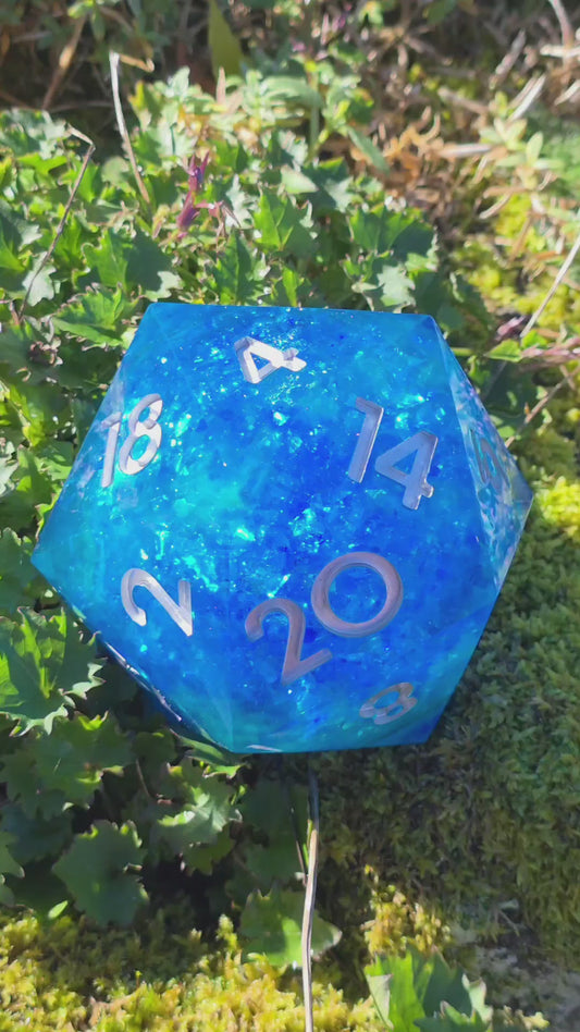 Polyedrischer Jumbo D20 Liquid Core Würfel 100 mm – Ocean Blue Türkis Glow Dice | Handgemachter XXL Resin Würfel mit Liquid Core Flüssig