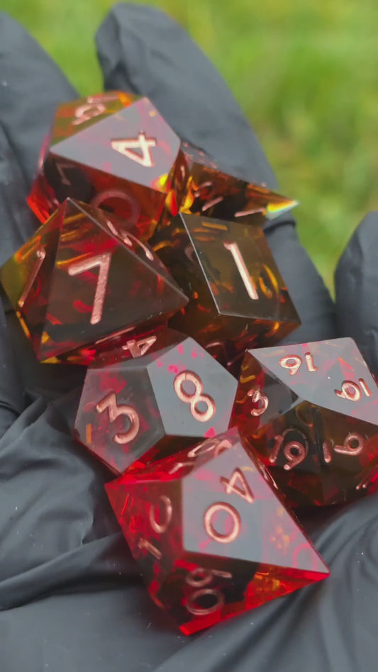 Infernal Amberfall – Handgemachtes DnD Würfelset in Feuerrot & Bernstein | Transparente Resin Dice mit Glut- und Lava-Effekt | TTRPG Würfelset