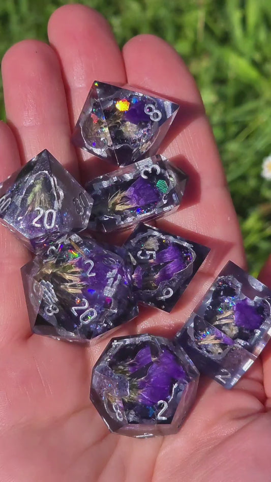 Midnight Amethyst Geode Flower Dice Set – Schwarze Kristallgeode mit violetten Blüten, Handgemachte Sharp Edge Resin Würfel, DnD Fantasy Dice