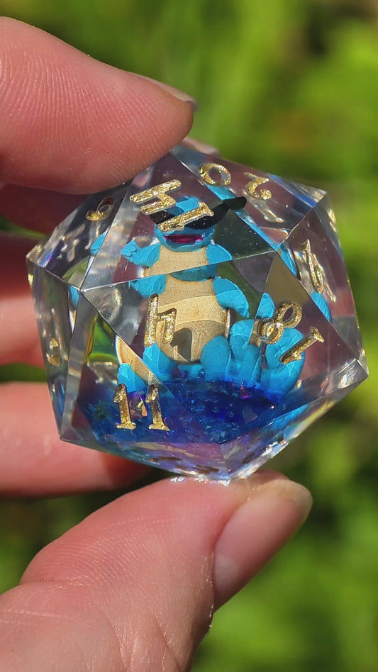 Shiggy – Summer Galaxy D20 35 mm – Pokémon-inspirierter Resin Würfel mit Sonnenbrille | Galaxy Design | Handgefertigter DnD Würfel