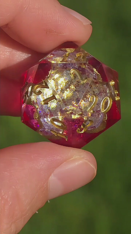 Crimson Geode D20 – Magischer Handgemachter Resin Würfel mit Kristallkern, Pink Gold Fantasy Dice, Premium DnD Einzelstück