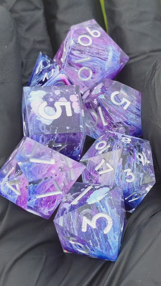 Nebula Bloom – Handgemachtes DnD Würfelset violett mit Petri Effekt und silbernen Zahlen | 7-teiliges Polyhedral Set | TTRPG Dice | Artisan Resin Dice