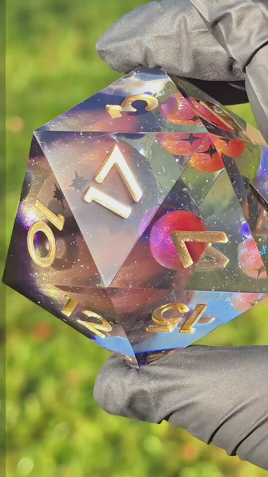 Großer Polyedrischer D20 „Celestial Sphere“ 55 mm – Handgefertigter Premium-Resinwürfel mit 4 Planeten & Galaxy Effekt | Einzelstück | DnD