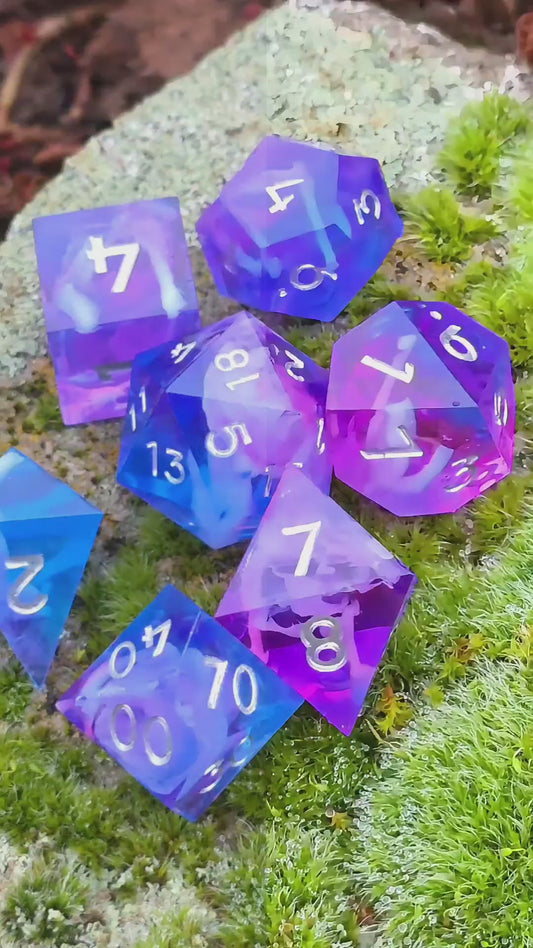 Amethyst Tide – Blau-Violettes Nebula Resin Würfelset | 7-teilig