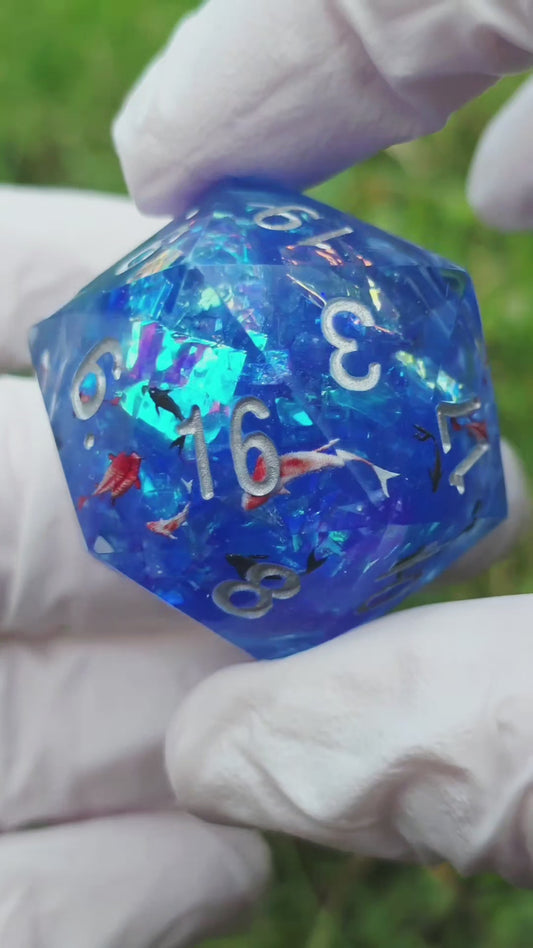 Chonk Polyedrischer D20 Würfel 35mm – Liquid Core mit Koi Fischen im See/Teich – Handgemachter Resin Würfel für DnD, TTRPG & Sammler