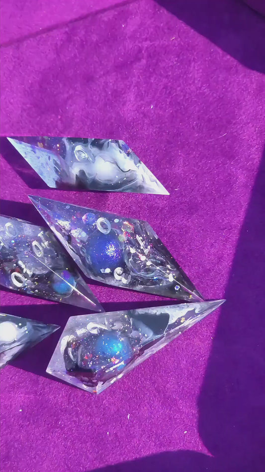 Elongated Dice Set „Cosmic Orbit“ – 7 Resin Dice with Mini Planets, Galaxy Nebula Effect | Space Dice | Silver Numbers | Handmade Sharp Edge TTRPG Dice