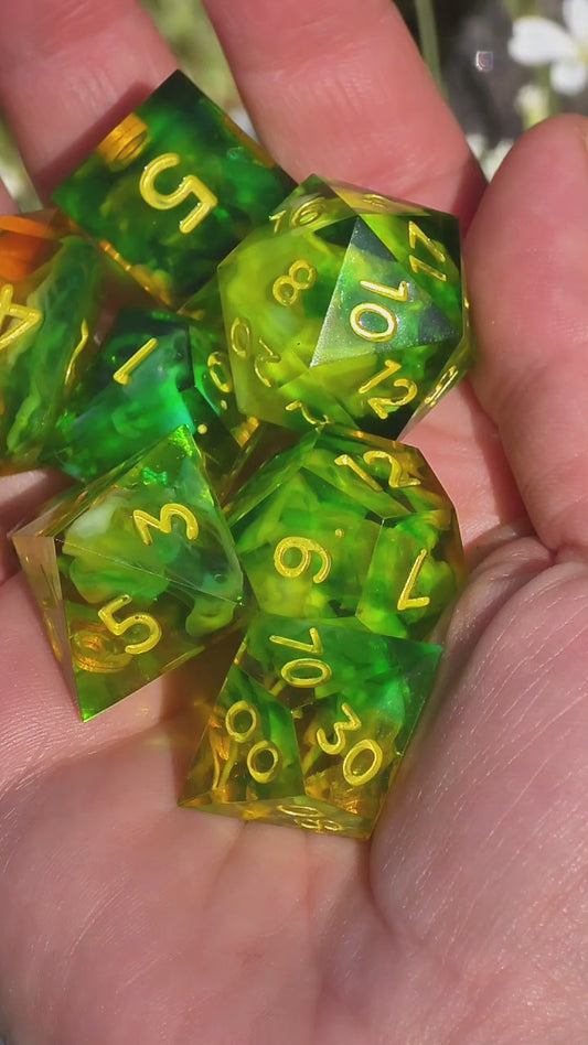 Sunfruit Grove Mango Lime Swirl Dice Set – Handgemachte Resin Würfel in Limettengrün & Mangogelb, Sharp Edge DnD Würfelset, Sommer Fantasy Dice