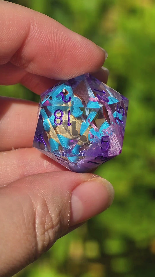 Shiggy – Mystic Current D20 28 mm – Pokémon-inspirierter Resin Würfel mit Petri-Effekt | Transparenter D20 mit lila Zahlen