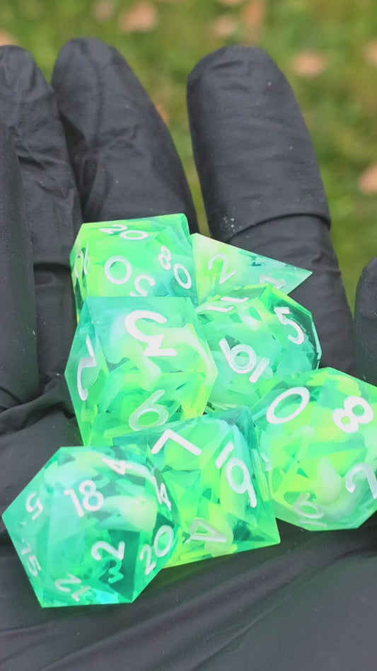 Polyedrisches Würfelset „Stormborn Cloud Nebula“ – Handgemachte Resinwürfel blau-neongelb mit Cloud Effekt | DnD Dice Set TTRPG