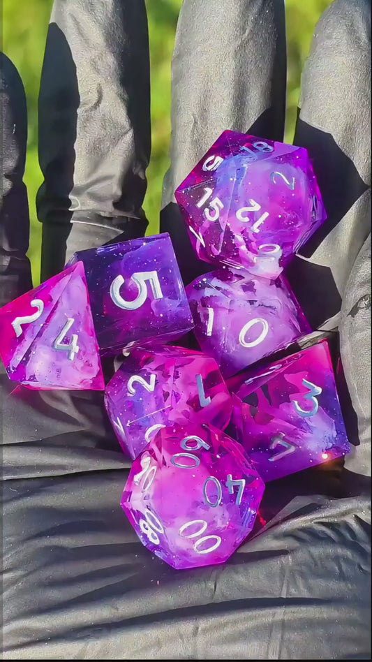 Astral Bloom Nebula – Polyedrisches Würfelset | Pink-Violett Galaxy & Cloud Effekt | Handmade Resin DnD Dice Set mit silbernen Zahlen | TTRPG Würfel