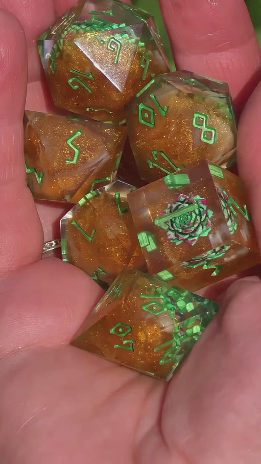 DnD Würfel Set Succulenten – Handgemachte Resin Würfel, Grün Gold Dice, Fantasy Würfel Set, RPG Dice,Mini succulent inserts, Nature