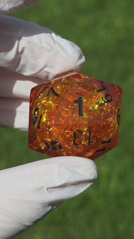 Polyedrischer D20 Würfel 35mm – Liquid Core Bernstein Amber Look – Handgemachter Resin Würfel für DnD, TTRPG & Sammler