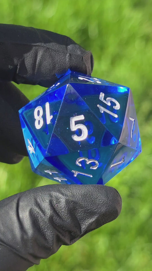 Großer Polyedrischer D20 Würfel 35 mm – Ocean Blue Crystal Dice | Handgemachter Resin Würfel in Tiefblau mit Silberzahlen | TTRPG DnD