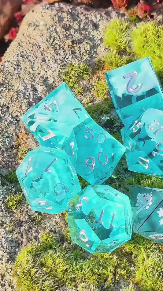 Azure Ice Lagoon – Mystisches Resin Würfelset (7pc)
