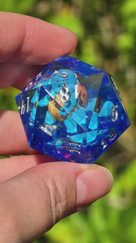 Shiggy – Midnight Ocean D20 40 mm – Pokémon-inspirierter Resin Würfel in Deep Ocean Blue XL DnD Sammlerwürfel